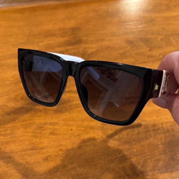 Marc Jacobs Black Sunglasses with Yellow Case  New in Case - Picture 2 of 8